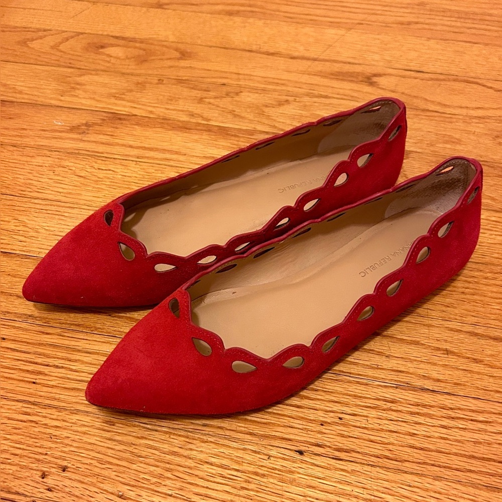 Fabulous Banana Republic Suede Red Scalloped Flats size 8 Perfect Holiday Shoe!
